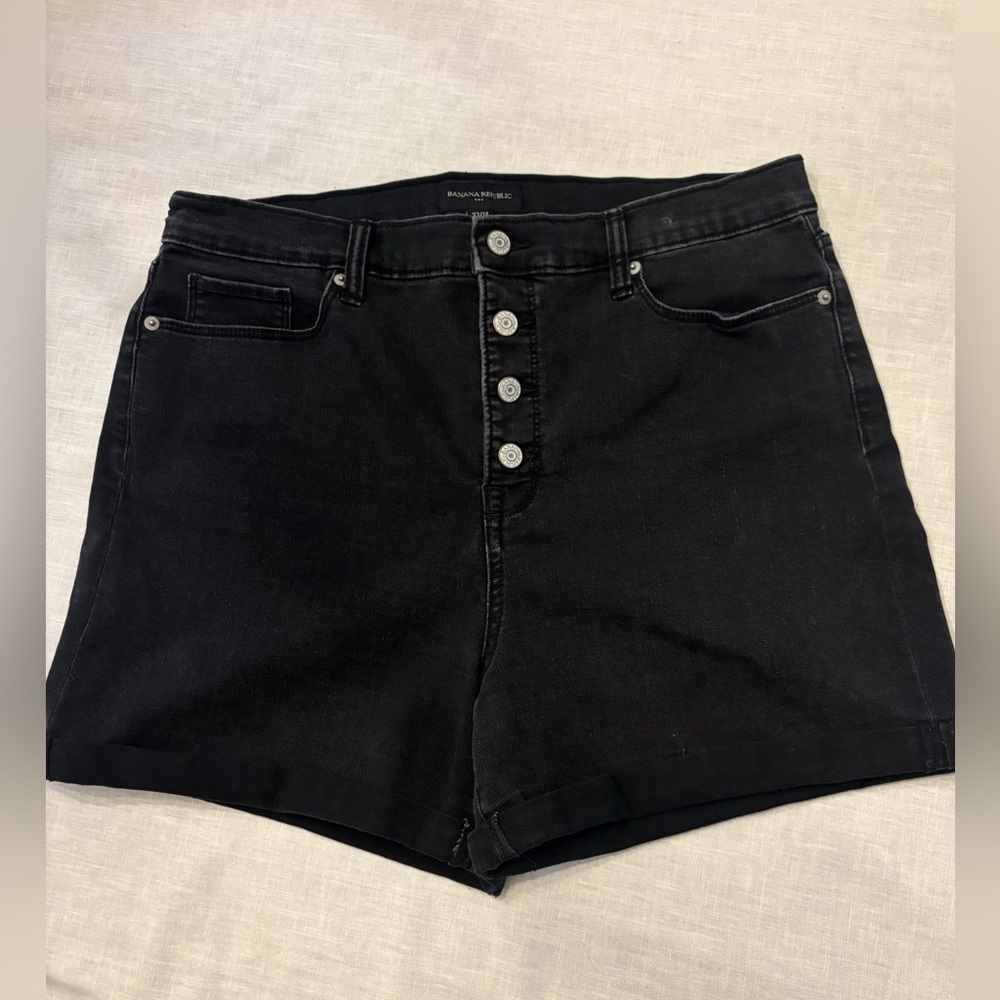 HIGH-RISE BANANA REPUBLIC BLACK BUTTON-FLY DENIM SHORTS - 4 INCH INSEAM size 14
